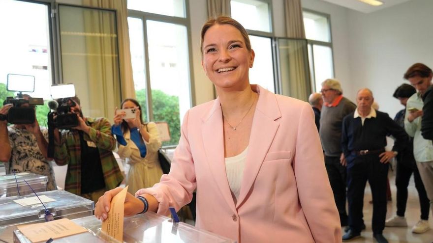Marga Prohens deposita su voto.