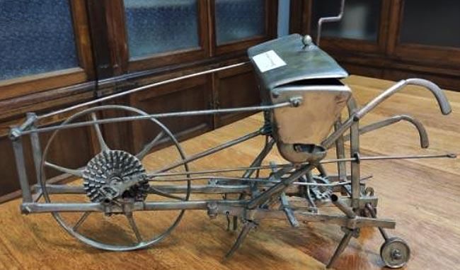 Maqueta de sembradora de remolacha de tracción animal.