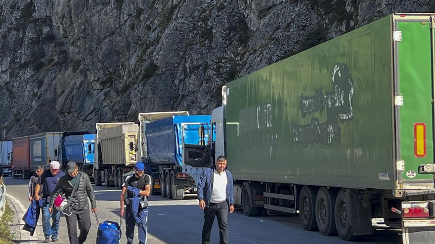 STEPANTSMINDA, 27/09/2022.- Los rusos evaden este martes la movilización parcial decretada por el presidente ruso, Vladímir Putin, cruzando la frontera entre Rusia y Georgia por el puesto fronterizo de Kazbegui, a 150 kilómetros de Tiflis, la capital georgiana.
