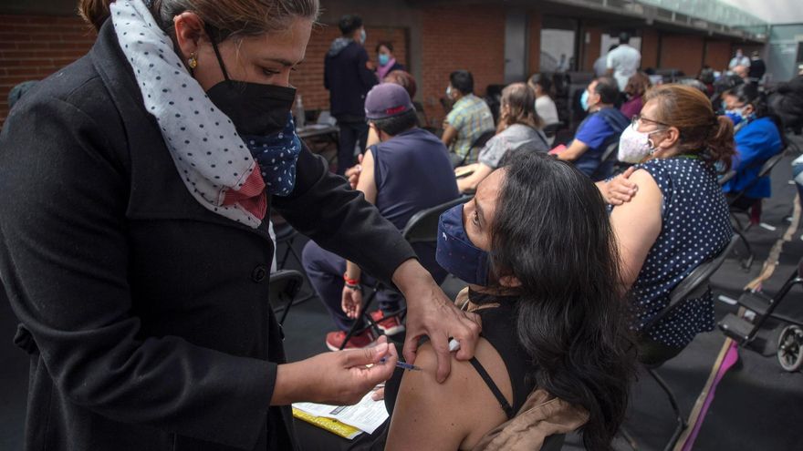 Una mujer recibe la tercera dosis de refuerzo de la Vacuna COVID-19, hoy en la Sala de Armas en la Ciudad Deportiva en la Ciudad de México.