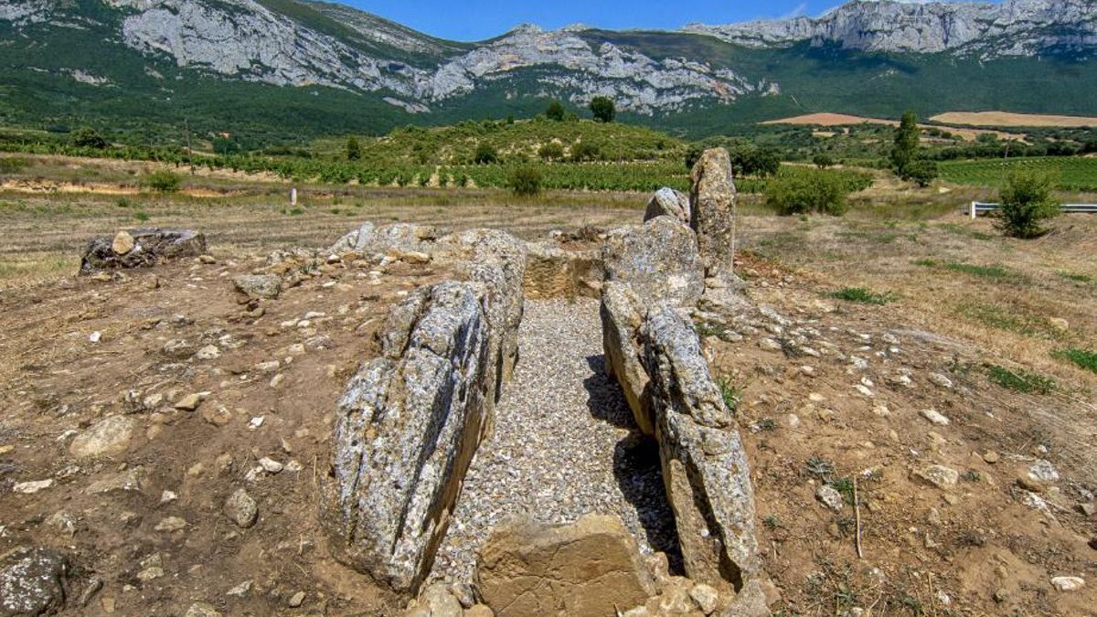La estructura del monumento está configurada en su totalidad por 13 losas de piedra, de las cuales nueve componen la cámara ovalada y las cuatro restantes definen el corredor de entrada