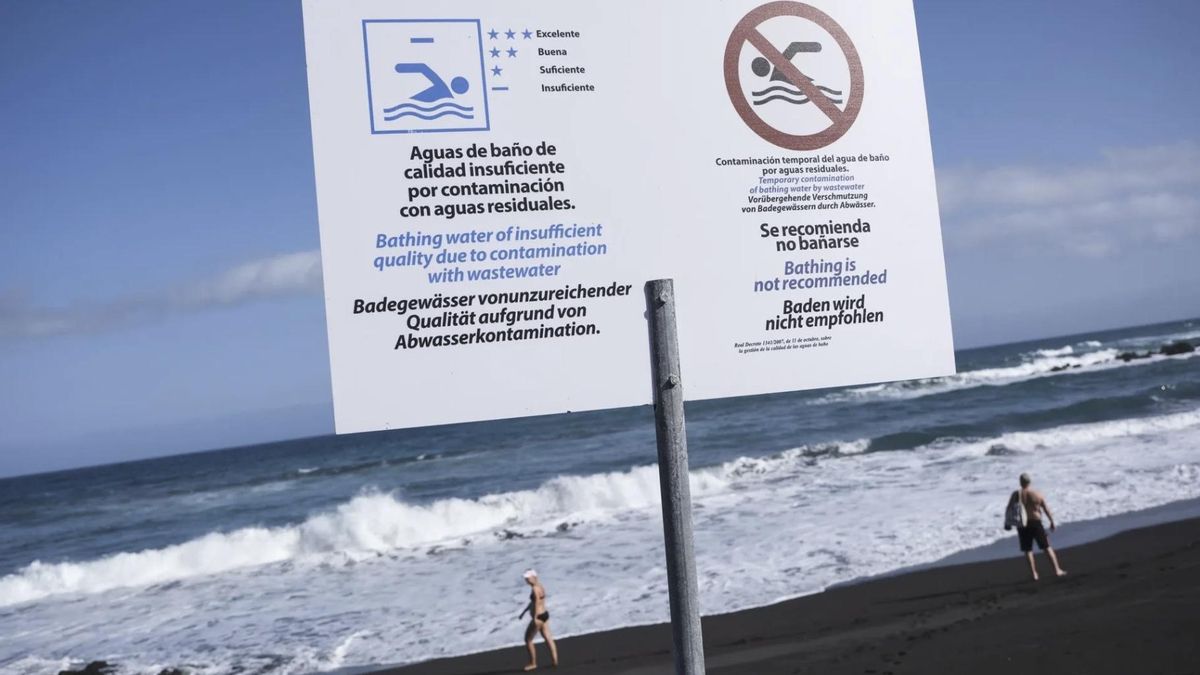 Imagen de archivo del cierre de Playa Jardín, en Puerto de la Cruz, por la presencia de bacterias fecales en el agua.