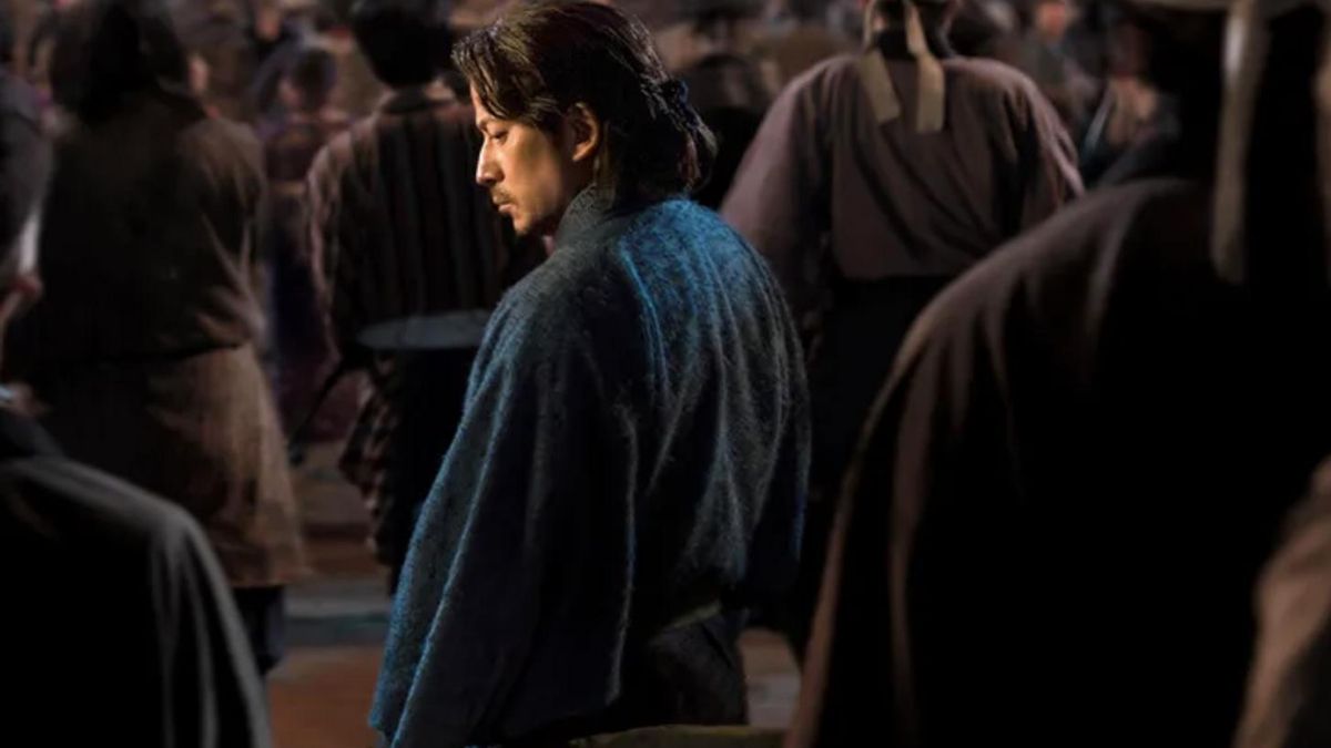 La trama sigue a un guerrero desplazado por los cambios políticos que acepta participar en una carrera mortal vigilada