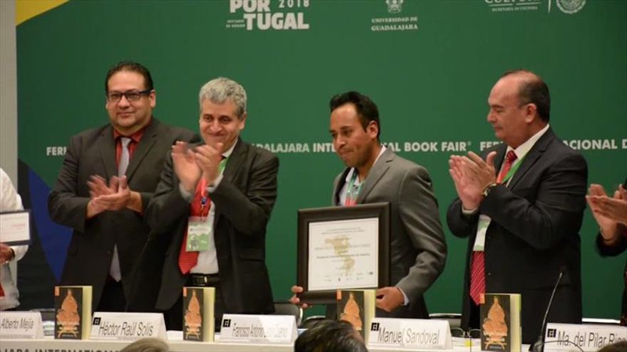 Narrador indígena mexicano es galardonado con un premio en la FIL de Guadalajara