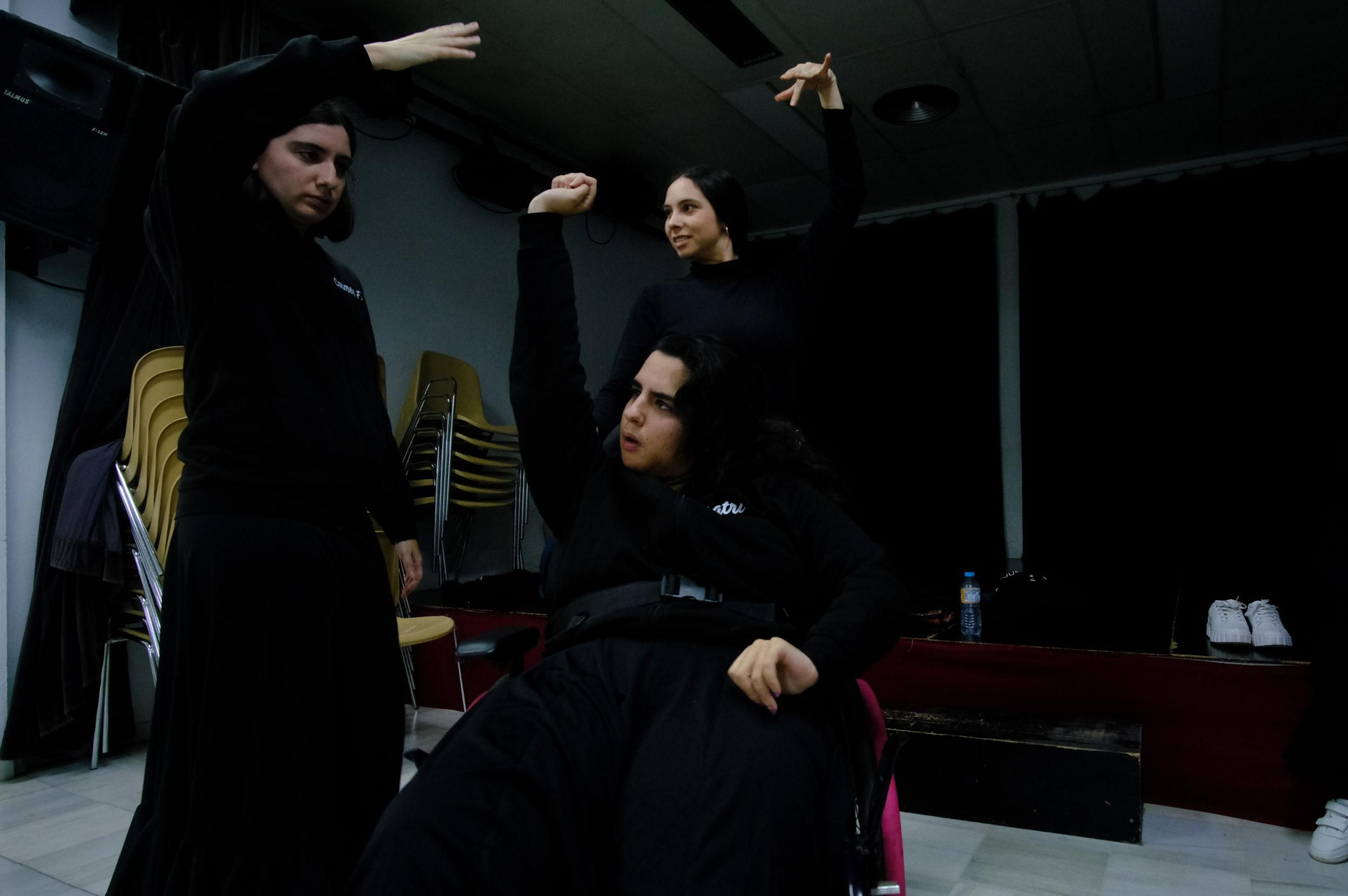 Varias usuarias con una monitora aprendiendo a bailar sevillanas.