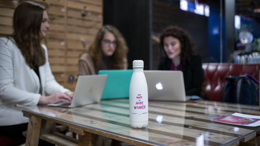 En la foto Maggie Zelonis, Estefanny Molina y Gema Fernandez en el lugar donde se juntan para trabajar en Madrid.