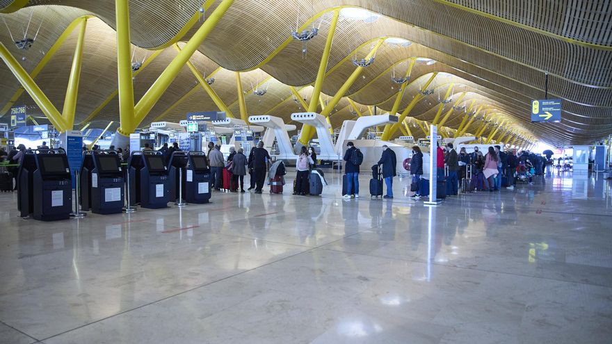Archivo - Varias personas hacen cola en el aeropuerto Adolfo Suárez, Madrid-Barajas, a 5 de enero de 2022, en Madrid (España).