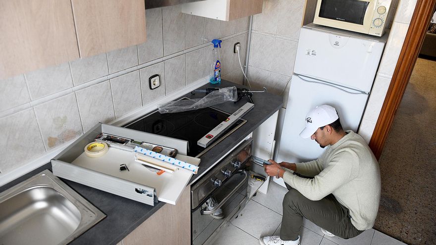 Reformar un piso a cambio de poder vivir en él: el proyecto que facilita a jóvenes extutelados su primera vivienda