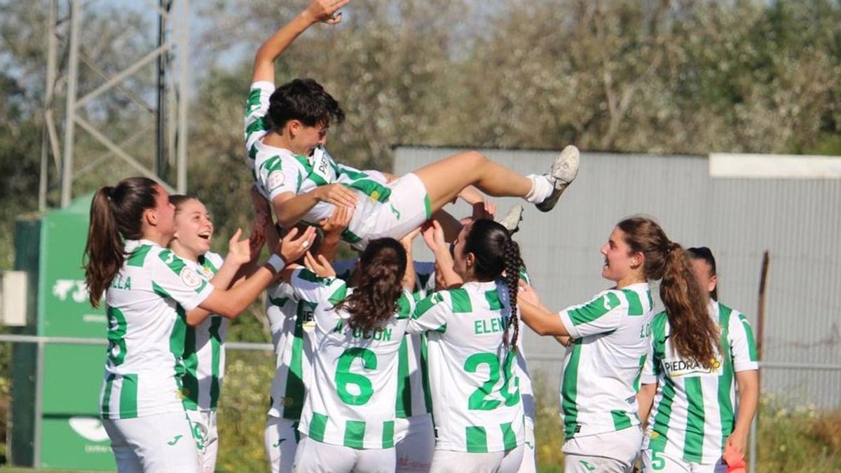 Jugadoras del Córdoba Femenino celebran un gol