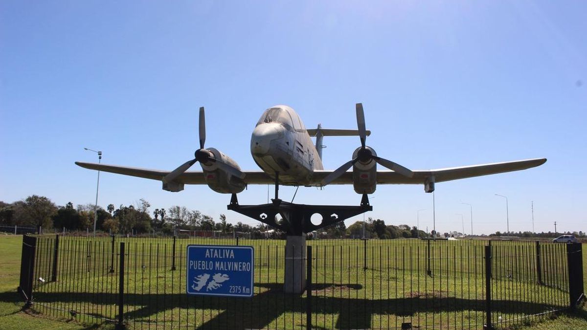 Un avión malvinense señala el ingreso al pueblo de Ataliva.