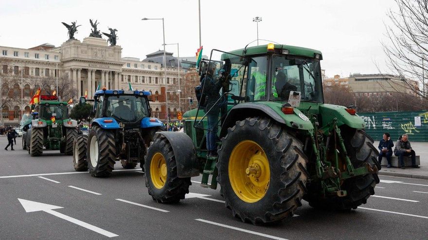 La tractorada llega al Ministerio de Agricultura y tensa la reunión de Planas con las organizaciones agrarias