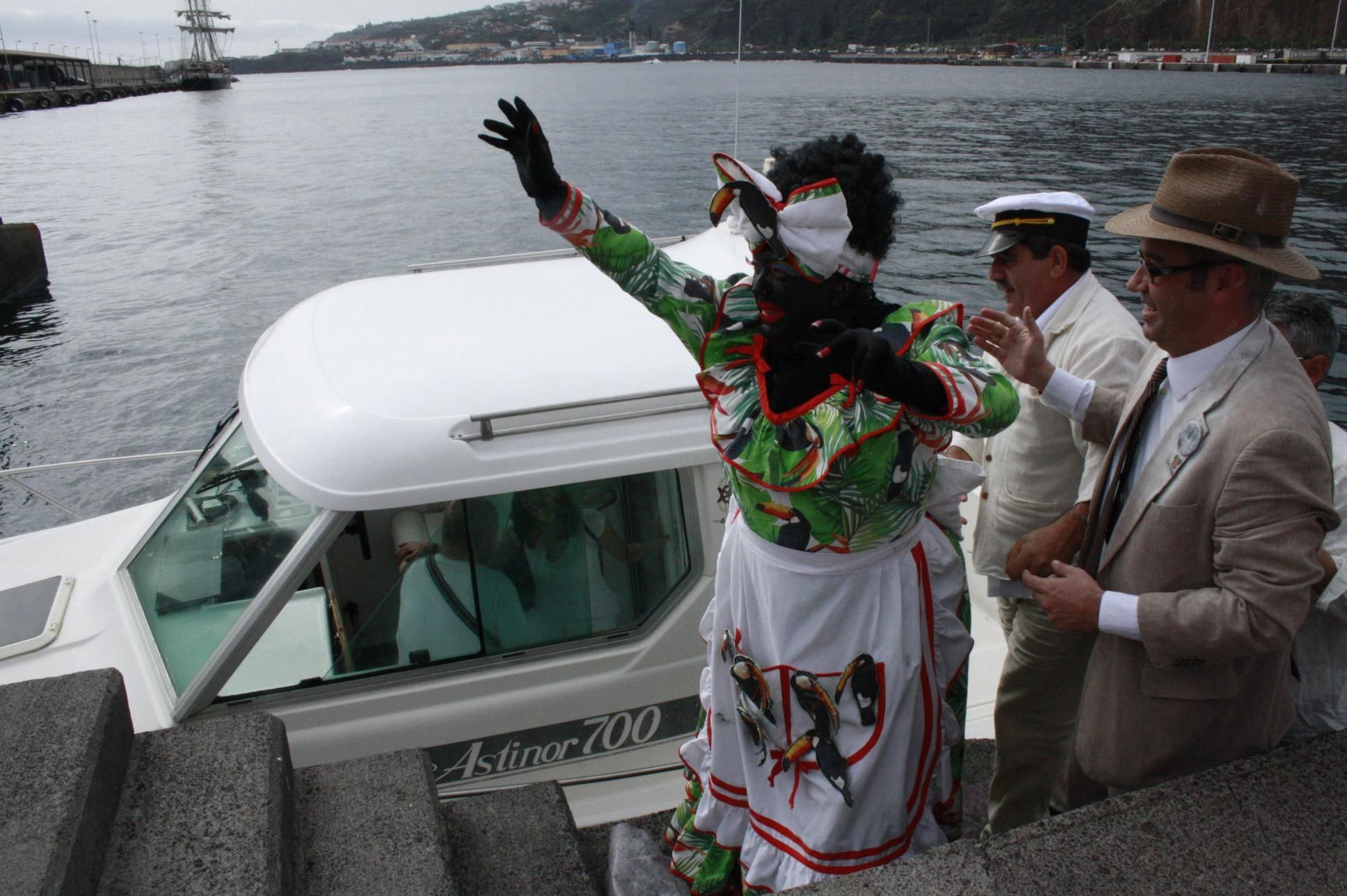La Negra Tomasa en el momento del desembarco.