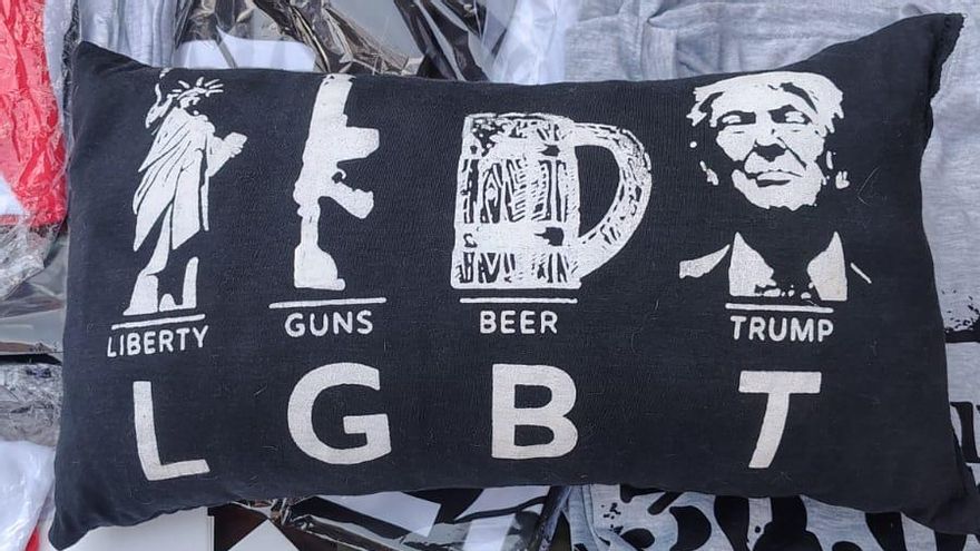 Un almohadón con la sigla de la comunidad LGBT cambiada.