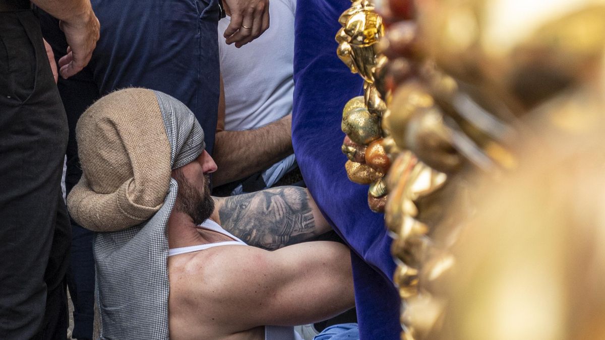 Relevo de costaleros en el misterio de la Exaltación