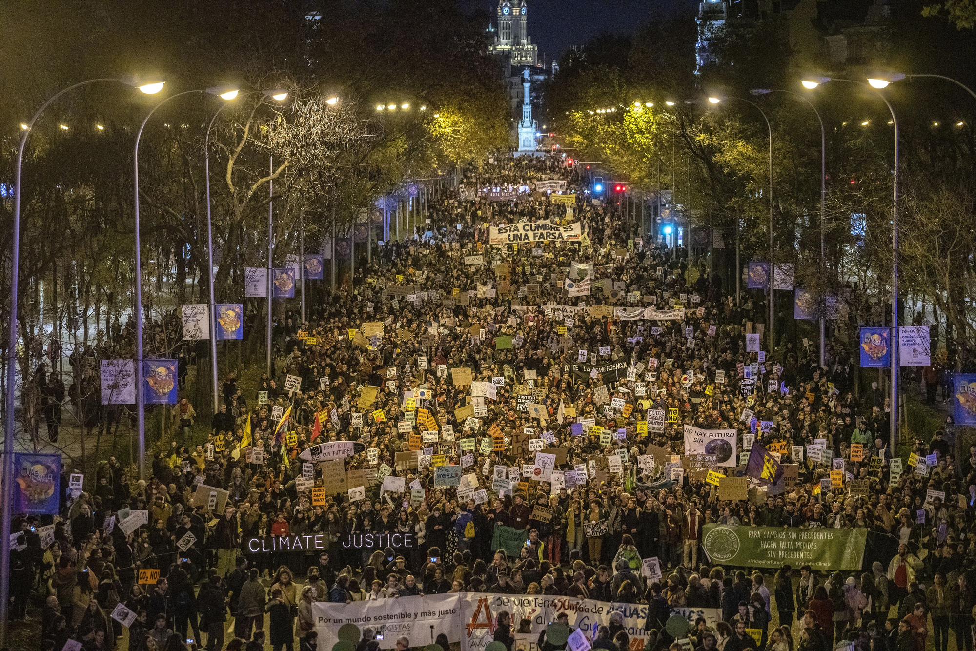 Los manifestantes avanzan por el Paseo de la Castellana en la Marcha por el Clima