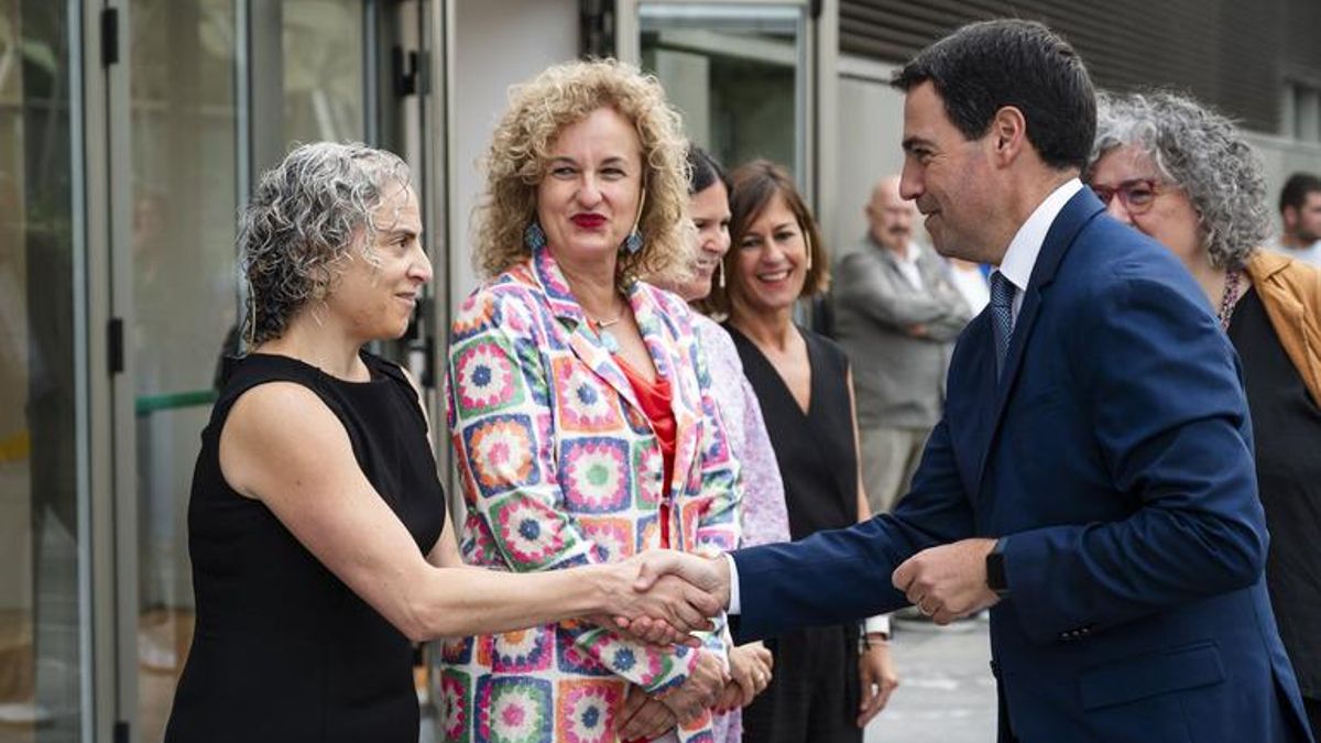 La politóloga Jennifer Piscopo saludando al lehendakari Imanol Pradales