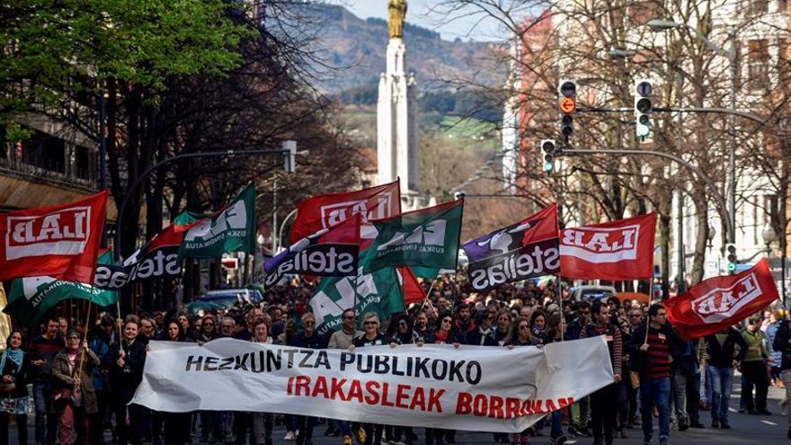 Miles de docentes vascos salen a la calle de nuevo y obligan a Educación a mover ficha