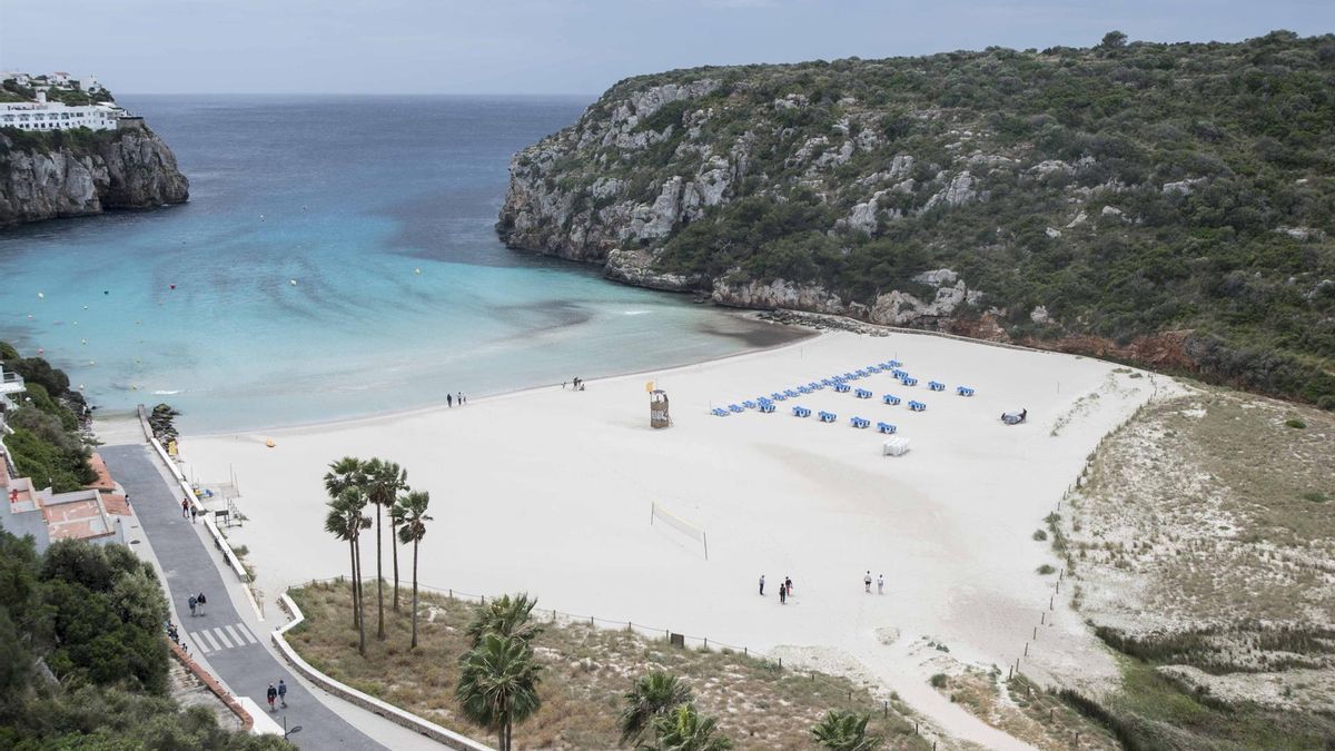 Vista de Cala en Porter, una de las playas de Menorca que muestran una mayor erosión