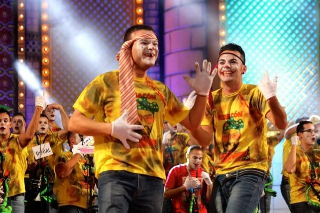 Actuación de 'Los Nietos de Sarymanchez' en la final de murgas 2015. FOTO: Cirenia Vico.