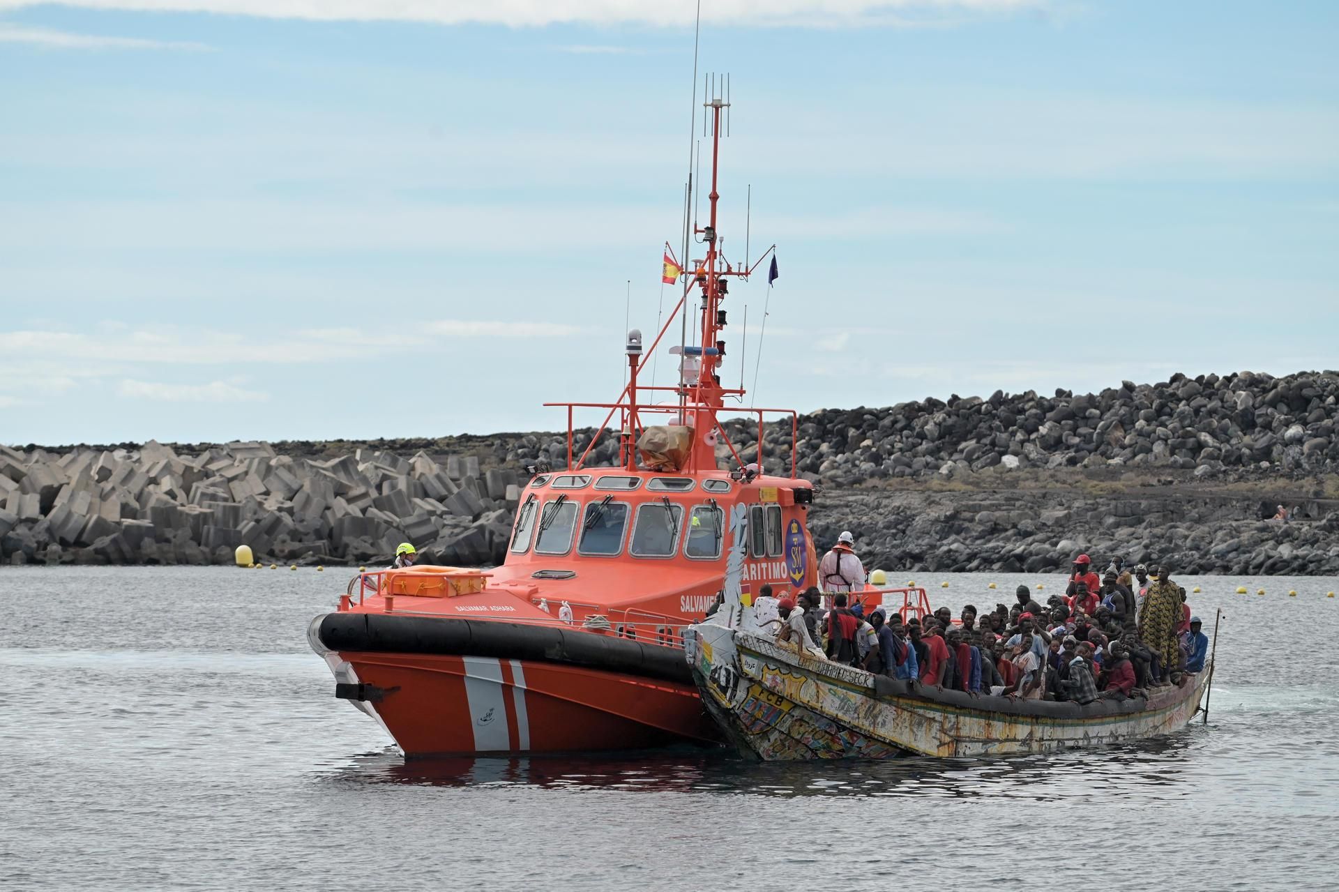  Imagen de los 180 migrantes rescatados en la mañana de este sábado por la embarcación de Salvamento Marítimo Salvamar Adhara, en aguas cercanas a El Hierro, y trasladados al puerto de La Restinga, en el municipio de El Pinar, en la isla de El Hierro, para ser atendidos por los equipos de emergencia.
