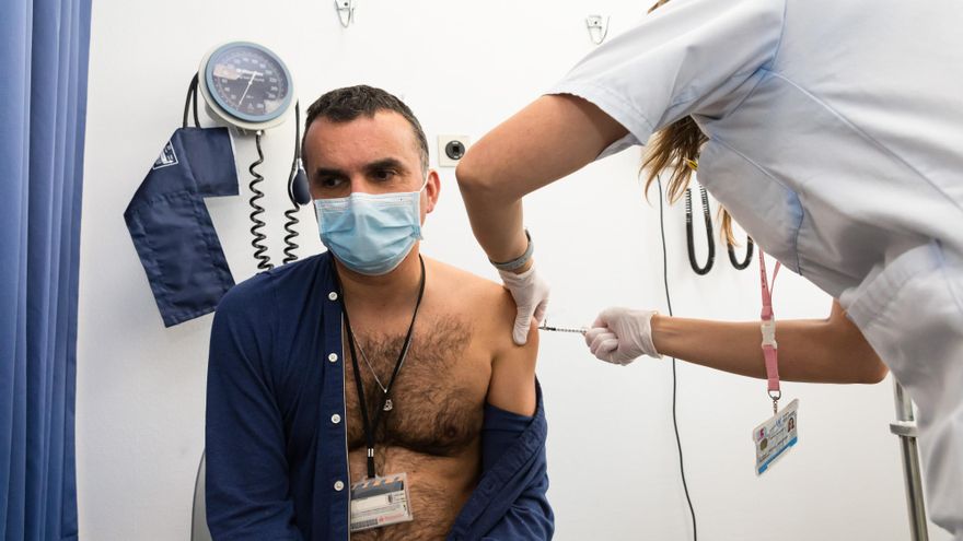 El plan "modélico" de Cantabria para las vacunas sobrantes hace aguas: de contar con una lista de suplentes a improvisar sobre la marcha