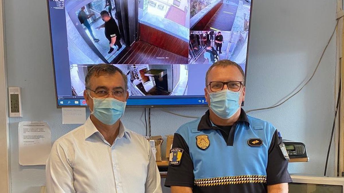 Juan Arturo San Gil en el Centro de Control de Seguridad.