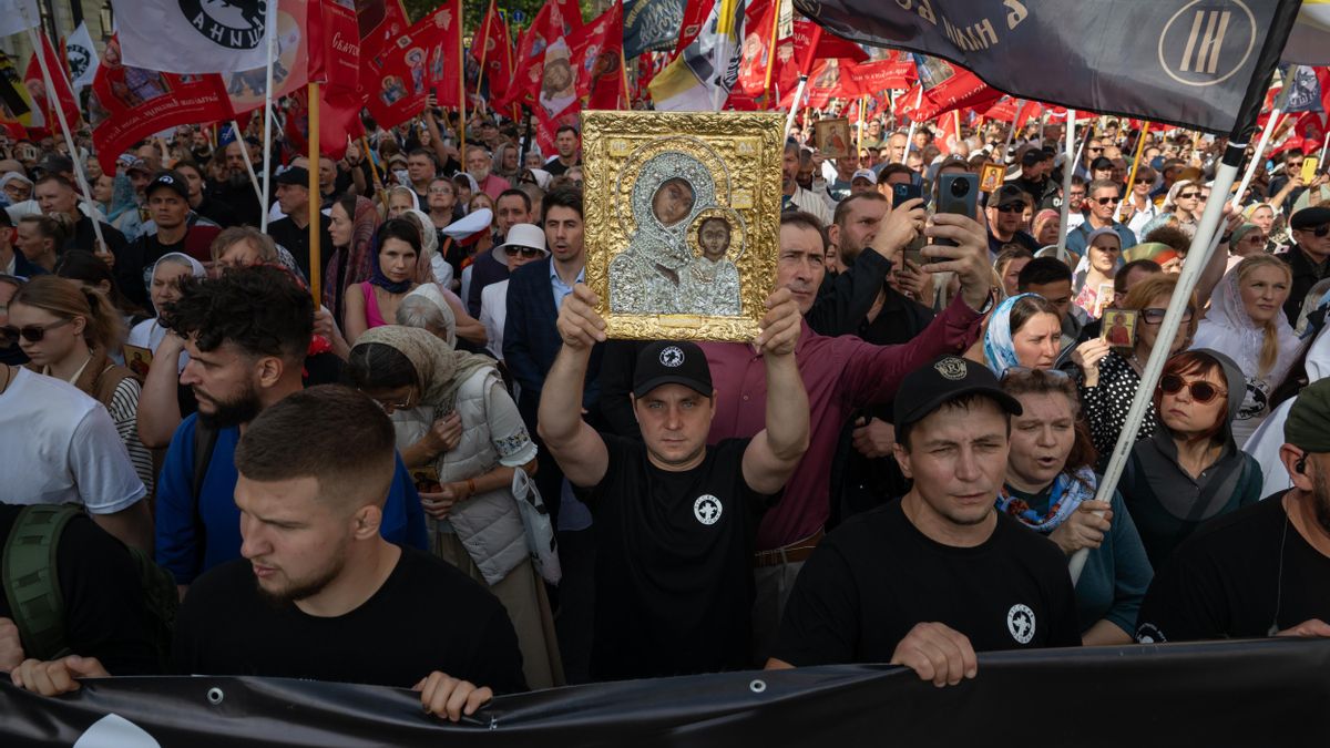 Miembros de la organización de extrema derecha Comunidad Rusa en una procesión religiosa en San Petersburgo en septiembre de 2025.
