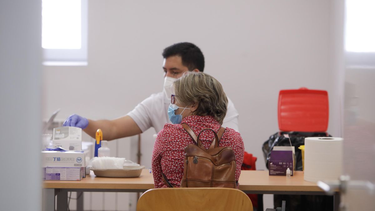 Un sanitario realiza un test rápido de detección de anticuerpos.