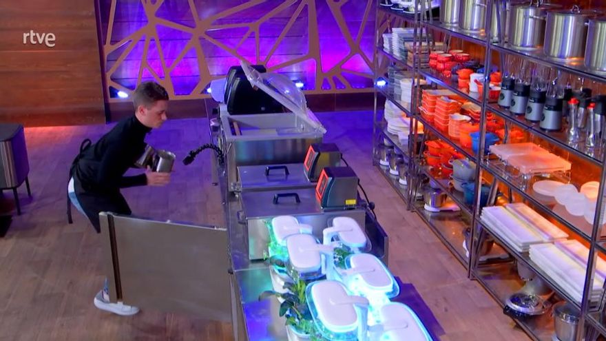 El momento en que Luca introduce sus dos helados en el abatidor