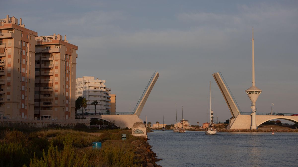 El puente del Estacio, sobre el kilómetro 12, debe abrirse varias veces al día para dejar paso a las embarcaciones que cruzan el canal. Esta circunstancia aísla temporalmente a quienes viven más allá.