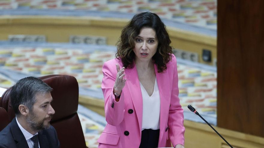 La presidenta de la Comunidad de Madrid, Isabel Díaz Ayuso (d) este jueves en la Asamblea de Madrid que celebra su primer pleno ordinario de 2025. EFE/ Mariscal