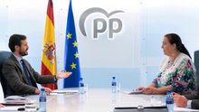 El líder del PP, Pablo Casado, durante la reunión que ha mantenido con representantes de la Asociación de Victimas del Terrorismo (AVT), encabezados por su presidenta, Maite Araluce, esta mañana en la sede de Génova.