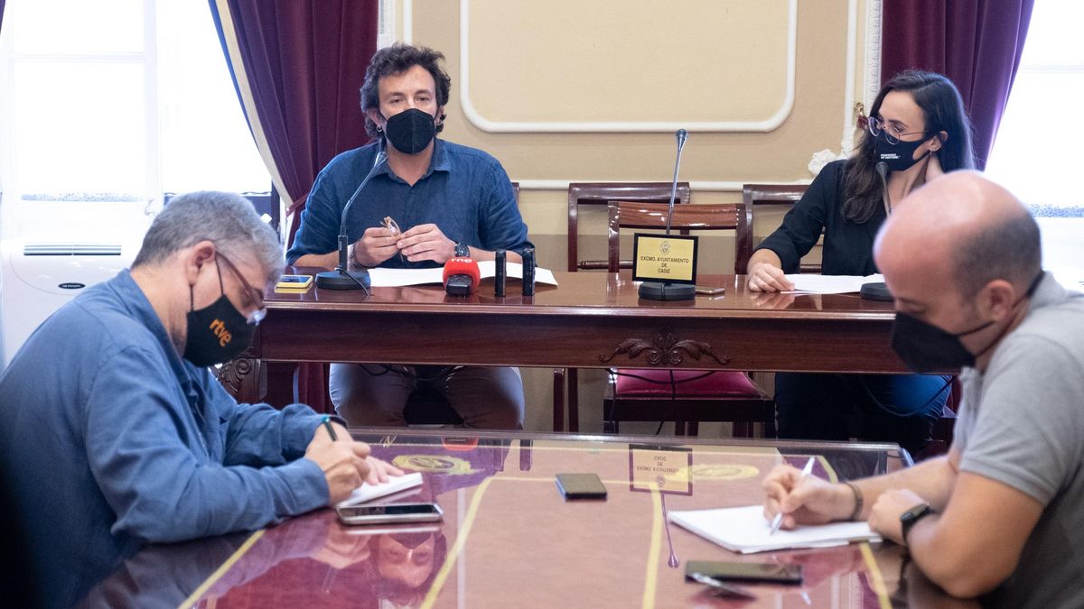 El alcalde de Cádiz en rueda de prensa.
