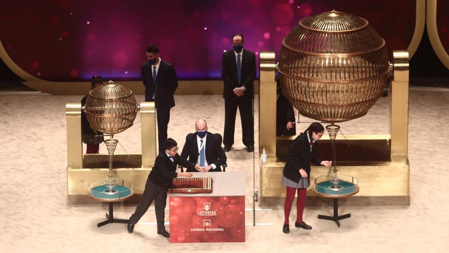 Archivo - Dos de los niños de la residencia de San Ildefonso Salvador Constantin Roaan y Noura Akrouh cantan alguno de los premios durante la celebración del Sorteo Extraordinario de la Lotería de Navidad 2020.