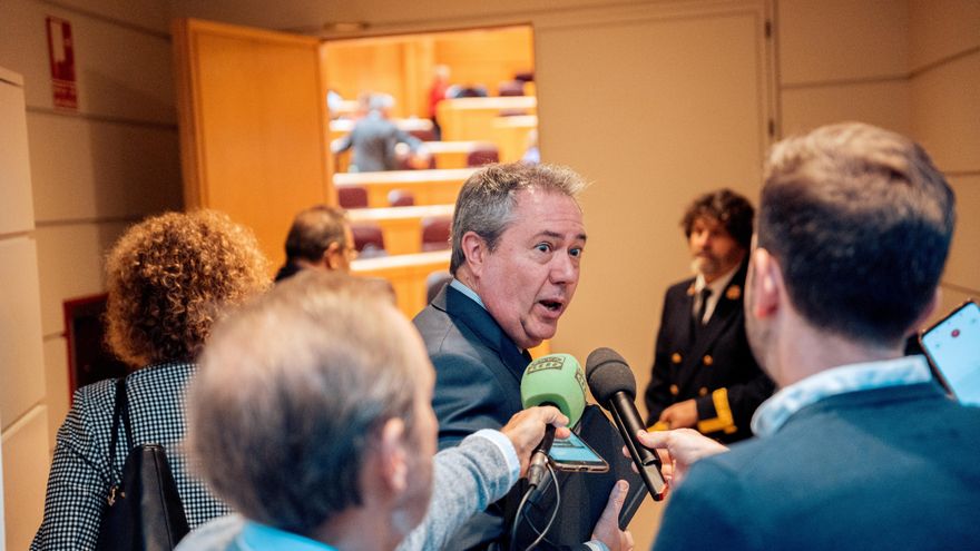 El PSOE recurre al Constitucional el decreto andaluz que cambia 176 leyes mientras Gobierno y Junta lo negocian