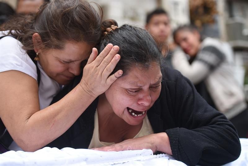 Rosa María Tobar (d), madre de la niña Rosa Espino Tobar, llora sobre el ataúd donde esta el cuerpo de su hija, momentos antes de su entierro el viernes 10 de marzo de 2017, en el Cementerio General de Guatemala (Guatemala).