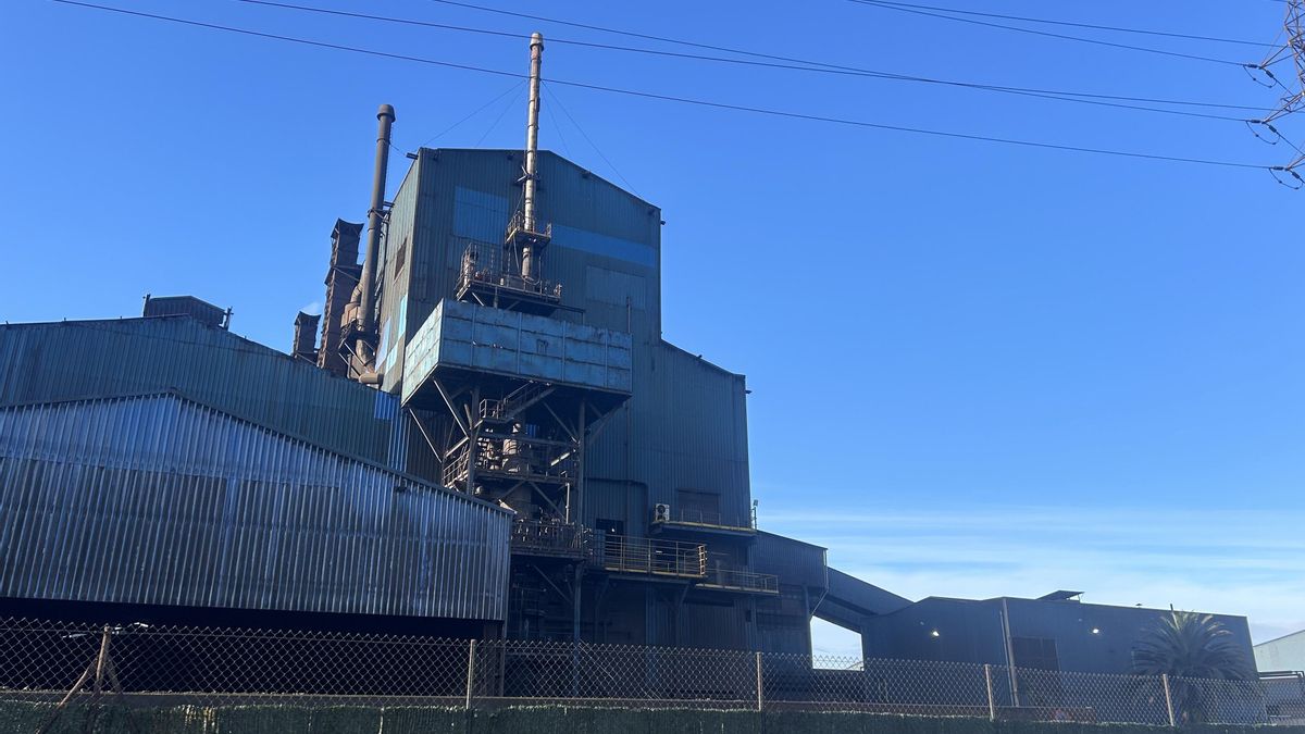 Ferroatlántica opera con un horno tras el incendio, que solo ha afectado al recinto del transformador