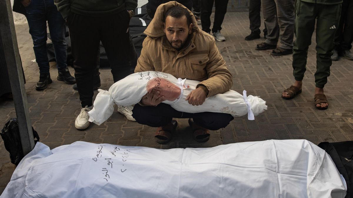 Imagen de archivo de un hombre que sostiene el cuerpo de una niña en el Hospital Al-Najjar tras un ataque aéreo israelí contra el campo de refugiados de Rafah, en el sur de la Franja de Gaza. EFE/EPA/HAITHAM IMAD