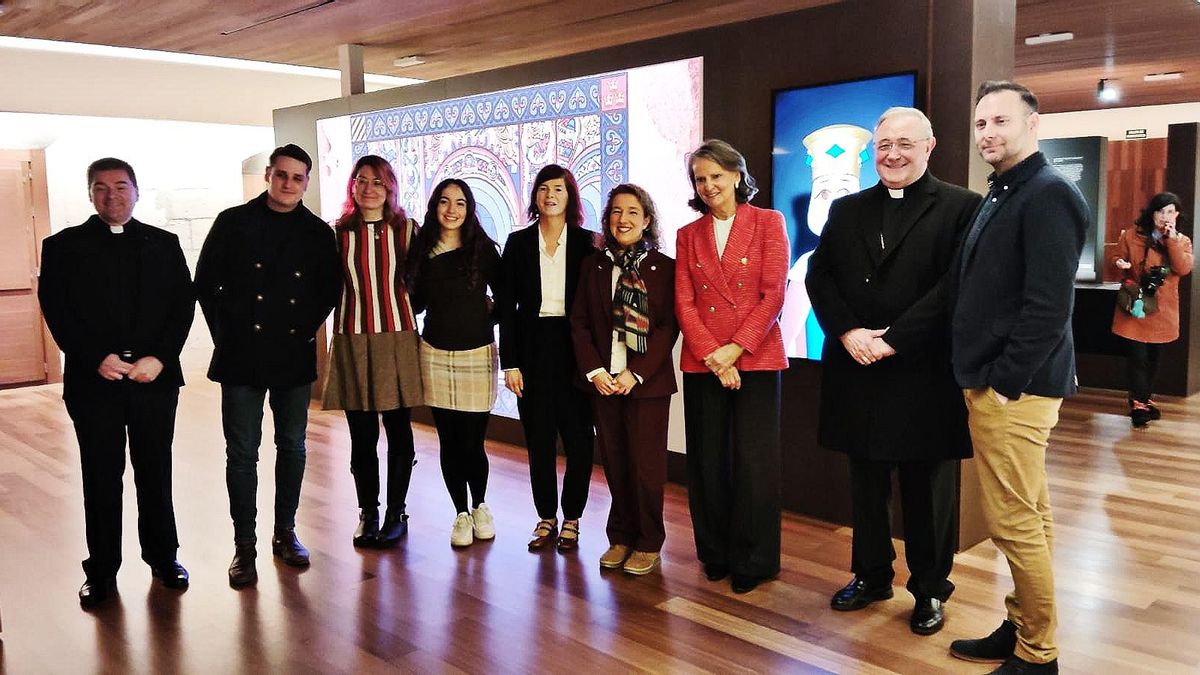 El equipo de la Exposición de la Reina Urraca en el Museo de San Isidoro de León con Isabel San Sebastián y el obispo de León Luis Ángel de las Heras.