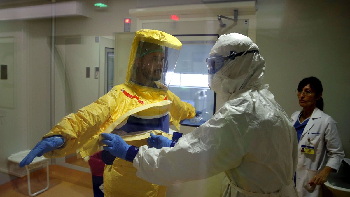 Sanitarios se colocan los EPIS en un simulacro en la Unidad de Aislamiento de Alto Nivel del Hospital Gómez Ulla.