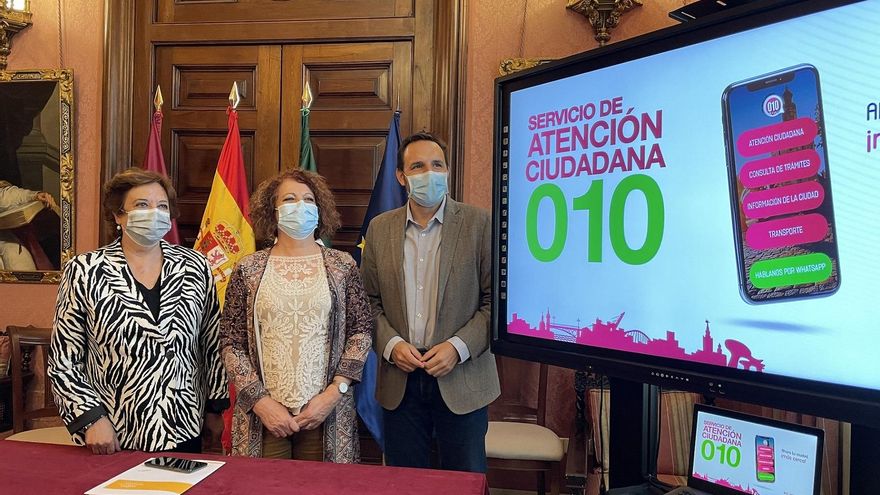 Adela Castaño (en el centro), en la presentación de los nuevos servicios de atención al ciudadano.