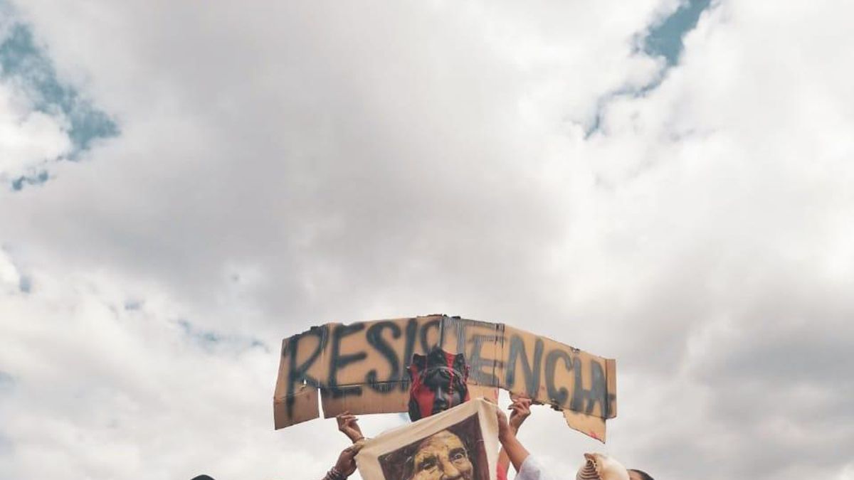 Protesta ante la estatua de Isabel La Católica en Quito (Ecuador).