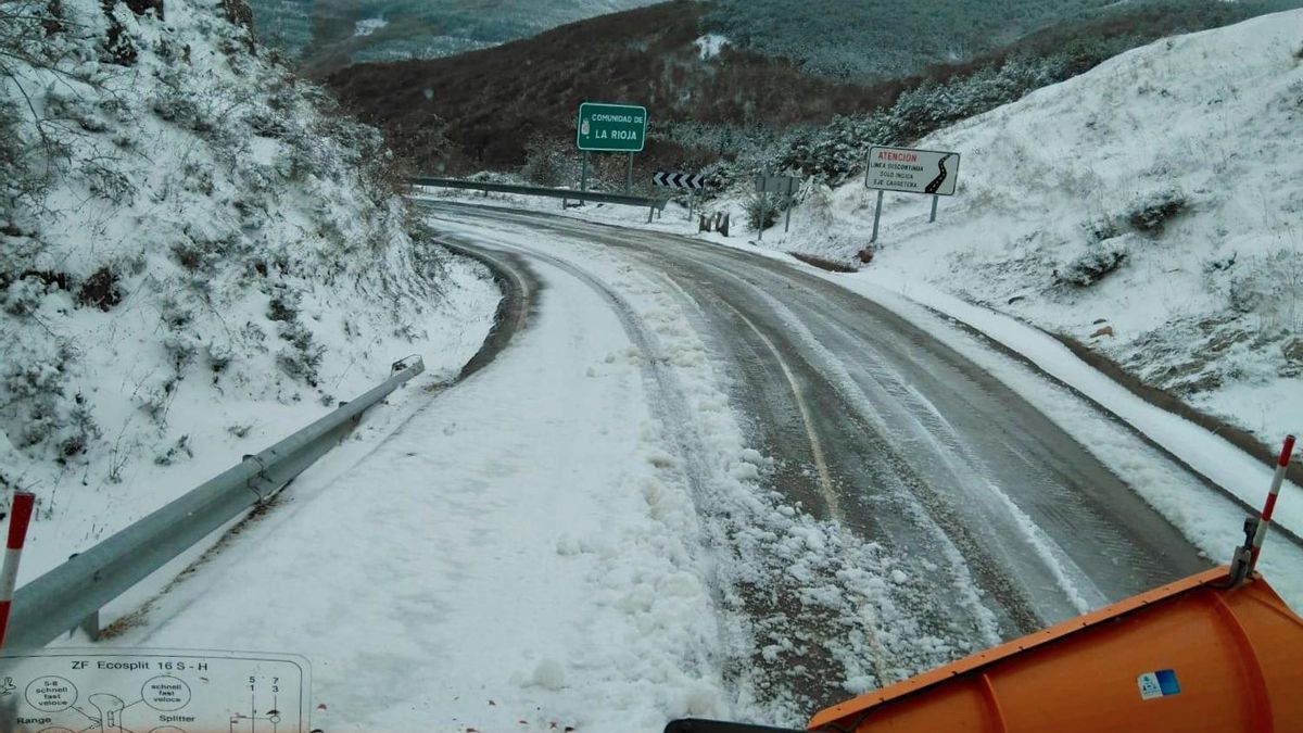 Nieve en La Rioja: Alto de Vallaroso cerrado y cadenas en Sancho Leza y La Rasa