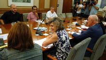 La ministra de Sanidad en funciones, María Luisa Carcedo (2i), se reúne este martes con el Consejo de la Juventud y entidades de VIH y Sida en la capital para coordinar una nueva distribución de preservativos.
