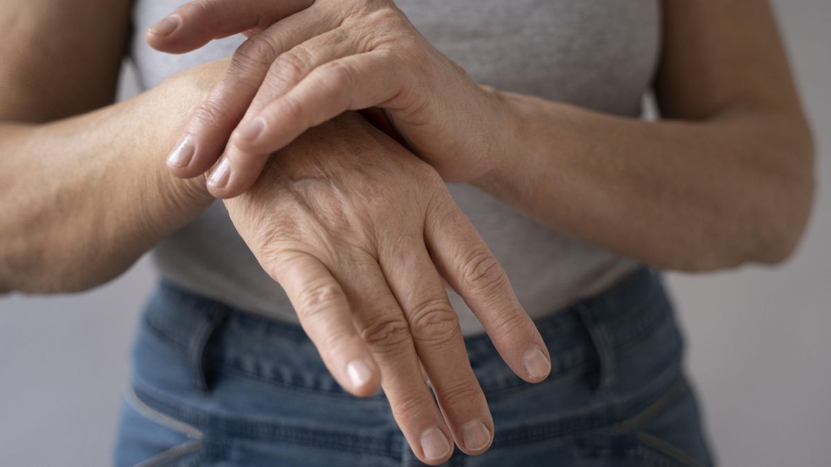 Cómo reducir el riesgo de artrosis tras la menopausia: "El gran error es asumir que el dolor articular es un peaje inevitable"