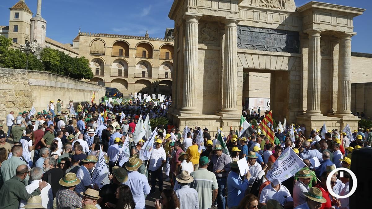 Concentración del sector agrario ante los ministros de la Unión Europea en la Puerta del Puente
