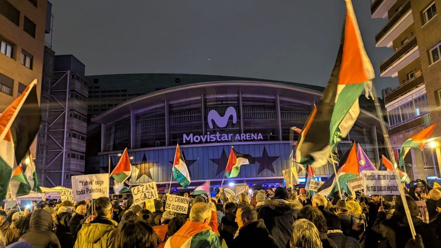 Bochorno y tensión frente a un Palacio de los Deportes blindado por el Real Madrid-Maccabi: "Que Israel juegue sí es política"
