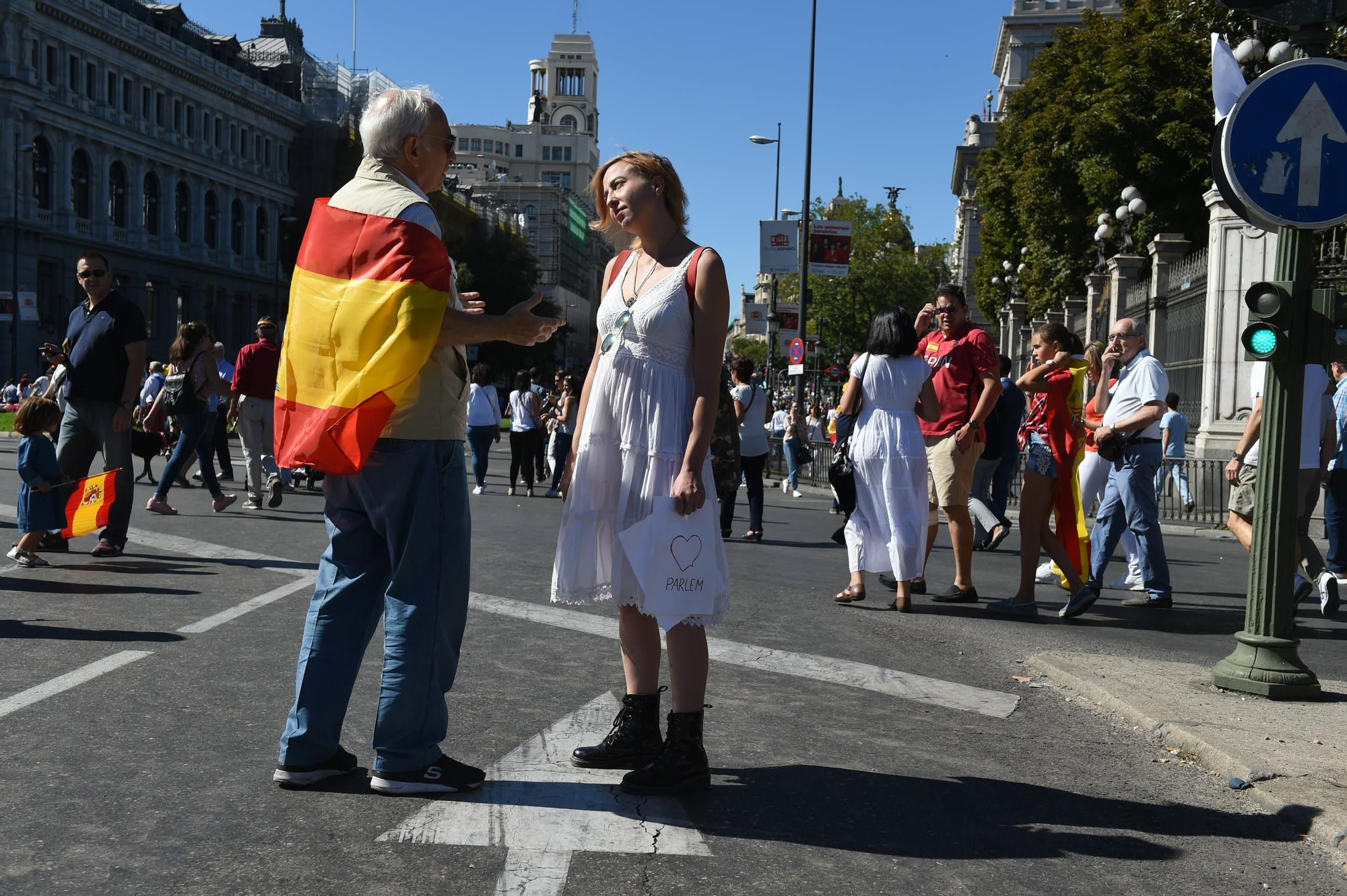 Dos personas hablan durante la concentración de este sábado