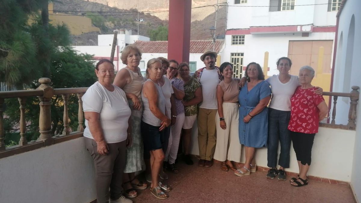 Mujeres participantes de 'Ellas Cuentan' junto a parte del equipo audiovisual durante el proceso de investigación y rodaje del documental en La Aldea de San Nicolás.
