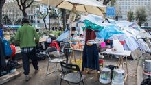 Imagen de archuvo de una acampada de personas sin hogar en plaza Catalunya